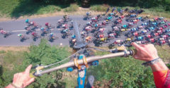 Freerider preskočil počas 10. etapy na Tour de France cez pelotón