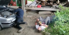 Z krutého žartu upadol do bezvedomia. Prebudil sa ešte rozklepaný