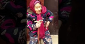 107 ročná mama dáva sladkosť svojej dcére