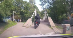 Polícia prenasleduje dvoch ozbrojených lupičov na skútri (Drsné dolapenie)