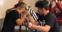 Mladá slečna ukázala, kto je šéfom arm wrestlingu (No poď môj)