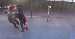 Okoloidúci pomohli policajtke, ktorá bola napadnutá bezdomovcom