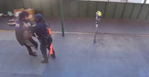 Okoloidúci pomohli policajtke, ktorá bola napadnutá bezdomovcom