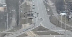Ruský okupant prešiel obrneným vozidlom auto s vodičom (Zázrakom prežil)