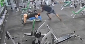 V posilňovni zhodil mužovi na hlavu 20 kg (Basa istá)