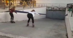 Brána vs. dievča na kolieskových korčuliach (Vyhral silnejší)