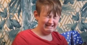 Chlapec, ktorý prišiel o mamu dostal výnimočný darček (Dojal internety)