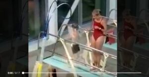 VIDEO: Keď otec natáča syna pri skoku do bazéna (Plavčíčka stredobodom)