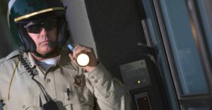 Policajt hľadá, kam mizne svetlo z baterky (Vtip)