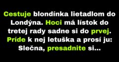 Blondínka v lietadle odmieta sedieť v tretej rade (Vtip)