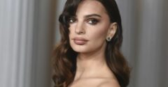 Človek by si myslel, že hviezdy také starosti nemajú. Kaderník dokatoval vlasy Emily Ratajkowski