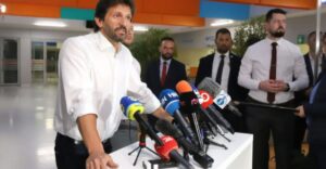 Kaliňák prišiel s autentickými zábermi saka a košele Roberta Fica tesne po atentáte